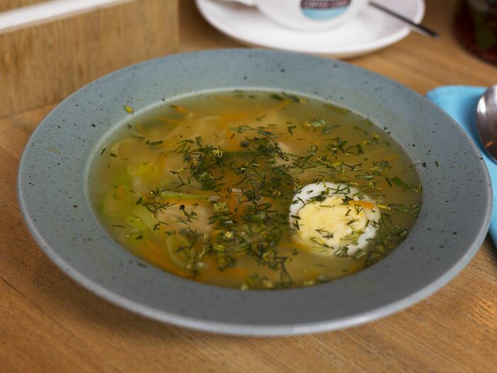 Куриный суп с деревенским яйцом