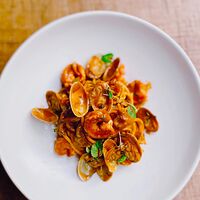 Спагетти с гребешком, креветками, кальмаром в соусе биск
