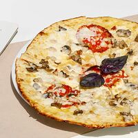 Пицца Санремо с цыплёнком, спелыми томатами, моцареллой и грибами
