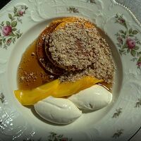 Панкейки из батата с манго, нежным сливочно-ванильным кремом и орехом пекан