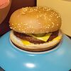 Фото к позиции меню МакЧизбургер с говяжьей котлетой