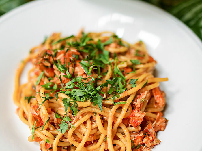 Спагетти с камчатским крабом в томатном соусе