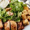 Фото к позиции меню Теплый салат с цыпленком и грушей