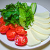 Фото к позиции меню Овощи с зеленью и сыром