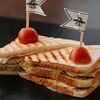 Фото к позиции меню Сэндвич с лососем и сыром филадельфия
