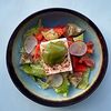 Фото к позиции меню Овощной салат с артишоками, мягким рассольным сыром, рукколой и шпинатом