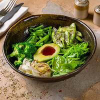 Зеленый салат с соусом понзу