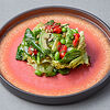 Фото к позиции меню Салат с авокадо, красным перцем и шпинатом