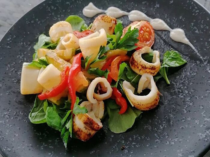 Овощной салат с кальмарами на гриле