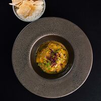 Тартар из лосося с чили и манго-айоли