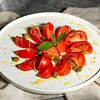 Фото к позиции меню Салат из сочных томатов с красным луком