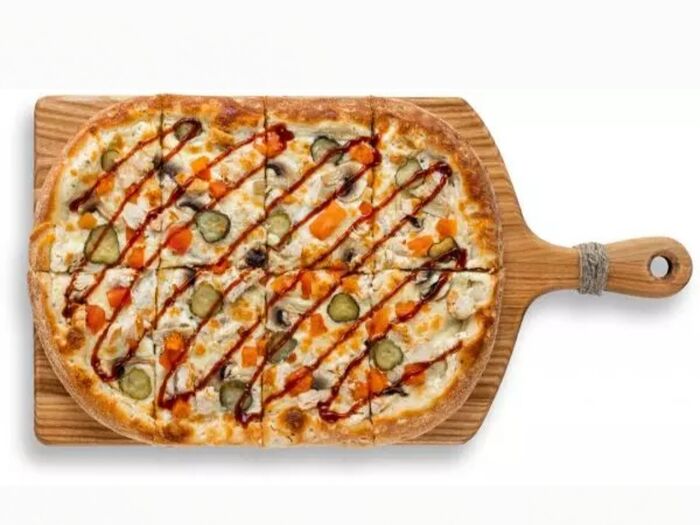 Греческая пицца с цыплёнком и грибами