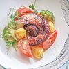 Фото к позиции меню Теплый салат с осьминогом, картофелем и оливками