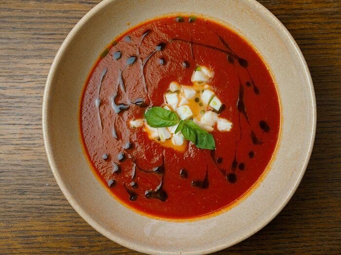 Томатный суп с моцареллой и базиликовым маслом