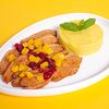 Фото к позиции меню Утиная грудка с картофельным пюре, брусничным соусом и манго