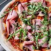 Фото к позиции меню Пицца Прошутто э Фунги с ветчиной и грибами в неаполитанском соусе