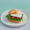 Фото к позиции меню Сэндвич горячий с пастрами и луковым мармеладом