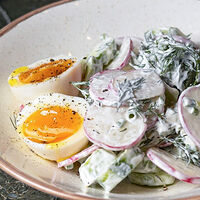 Салат из свежих овощей в сметанном соусе с яйцом