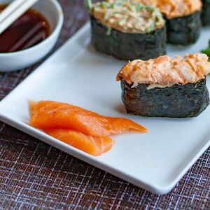 Суши, запечённые под спайси соусом с лососем