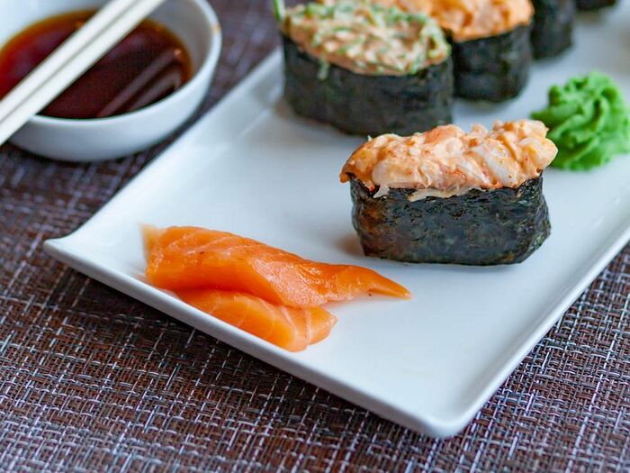 Суши, запечённые под спайси соусом с лососем