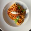 Фото к позиции меню Спагетти с помидорами и базиликом