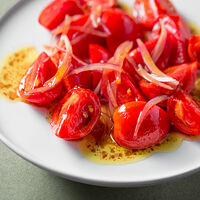 Салат из томатов с маслом и луком
