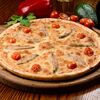 Фото к позиции меню Пицца Цезарь с курицей и помидорами черри