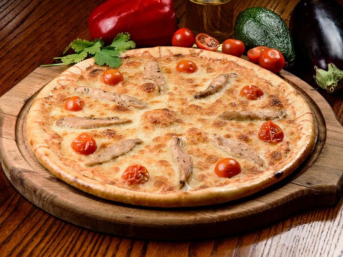Пицца Цезарь с курицей и помидорами черри