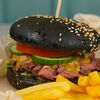 Фото к позиции меню Классический бургер с кусочками говядины и перечным соусом