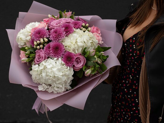 Букет цветов из хризантем, роз и пышных гортензий Легкий бриз