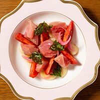 Салат с тунцом конфи, томатами и фасолью лима