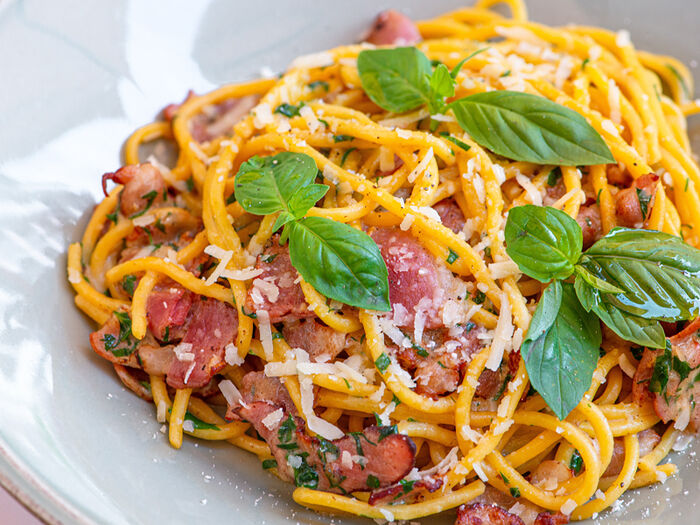 Спагетти с копчёным беконом
