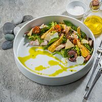Салат с артишоками, осьминогом и сыром шевр