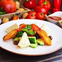 Салат из свежих овощей с оливками и сыром