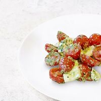 Салат с томатами и моцареллой
