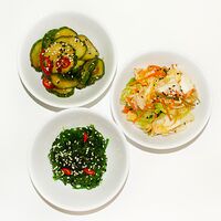 Сет азиатских закусок (капуста кимчи, огурцы кочудян, салат чука с ореховым соусом)