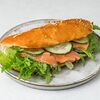 Фото к позиции меню Сэндвич на сдобной булке с семгой