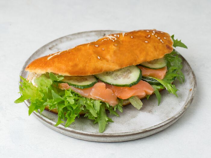 Сэндвич на сдобной булке с семгой