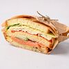 Фото к позиции меню Сэндвич с лососем и соусом тартар