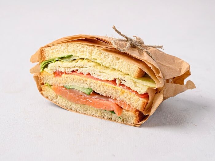 Сэндвич с лососем и соусом тартар