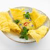 Фото к позиции меню Тартар с крабом, лососем, тунцом и чипсами из кукурузы