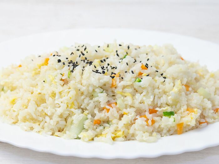 Жареный рис с овощами и яйцом