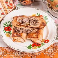 Блины с мясом, подаются со сметаной