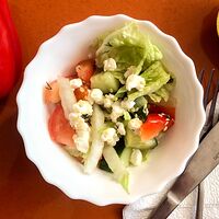 Салат овощной с кунжутом