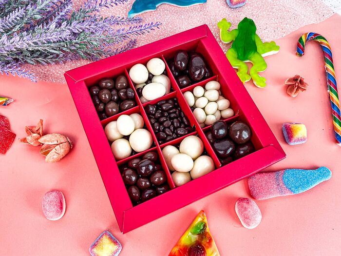 Валентинка с орехами и ягодами в бельгийском шоколаде