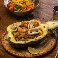 Рис Вок в ананасе с морепродуктами