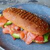 Фото к позиции меню Сэндвич с малосольным лососем, мягким сыром и авокадо