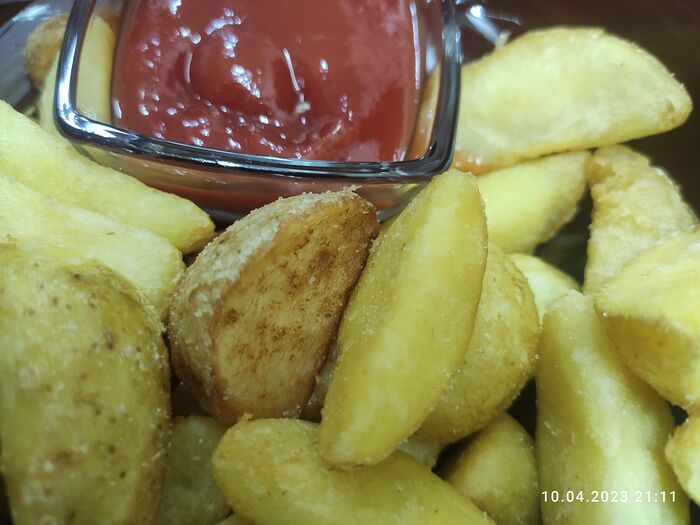 Картофельные дольки с кетчупом