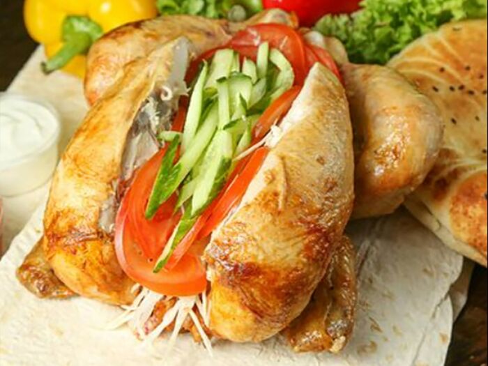 Курица гриль с салатом и соусами