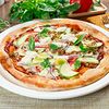 Фото к позиции меню Пицца «Санторини» с брынзой и луком-пореем
